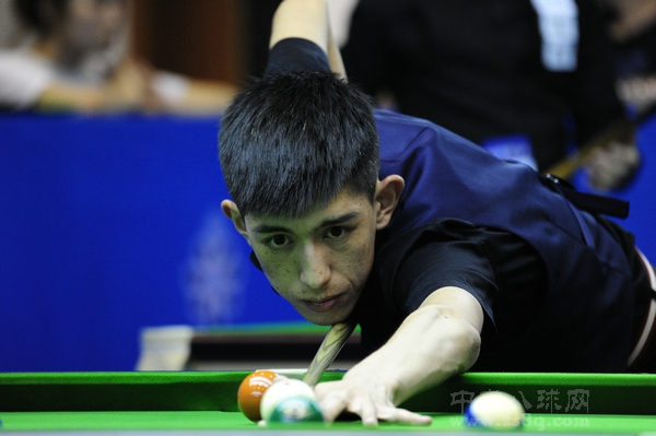 优质偶像！东契奇赛前为客场球迷耐心签名.