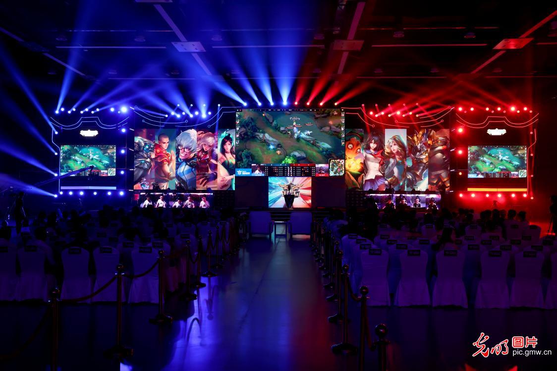 女球迷接机詹姆斯抱怨：哎哎哎 这就走了？这TM也不看我们一眼