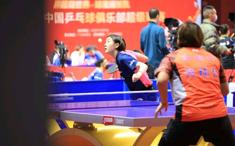 女球迷接机詹姆斯抱怨：哎哎哎 这就走了？这TM也不看我们一眼