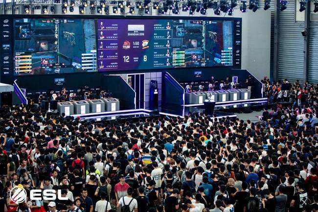 时尚感拉满!马龙参加prada晚宴 与王安宇热聊 颜值气质俱佳.