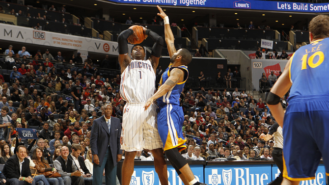 时尚感拉满!马龙参加prada晚宴 与王安宇热聊 颜值气质俱佳.