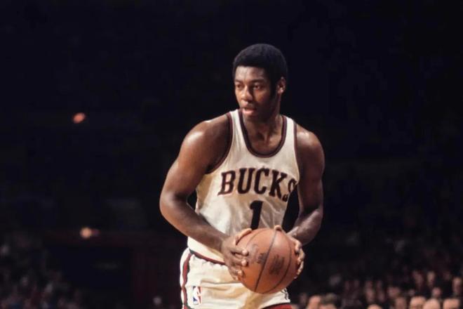 香港明星足球队亮相成都 助力大运会